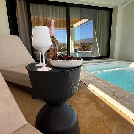 Theros Suite, Private Pool Retreat In Villa